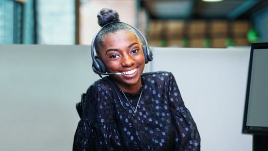 Un conseiller OnStar souriant avec un casque d'écoute