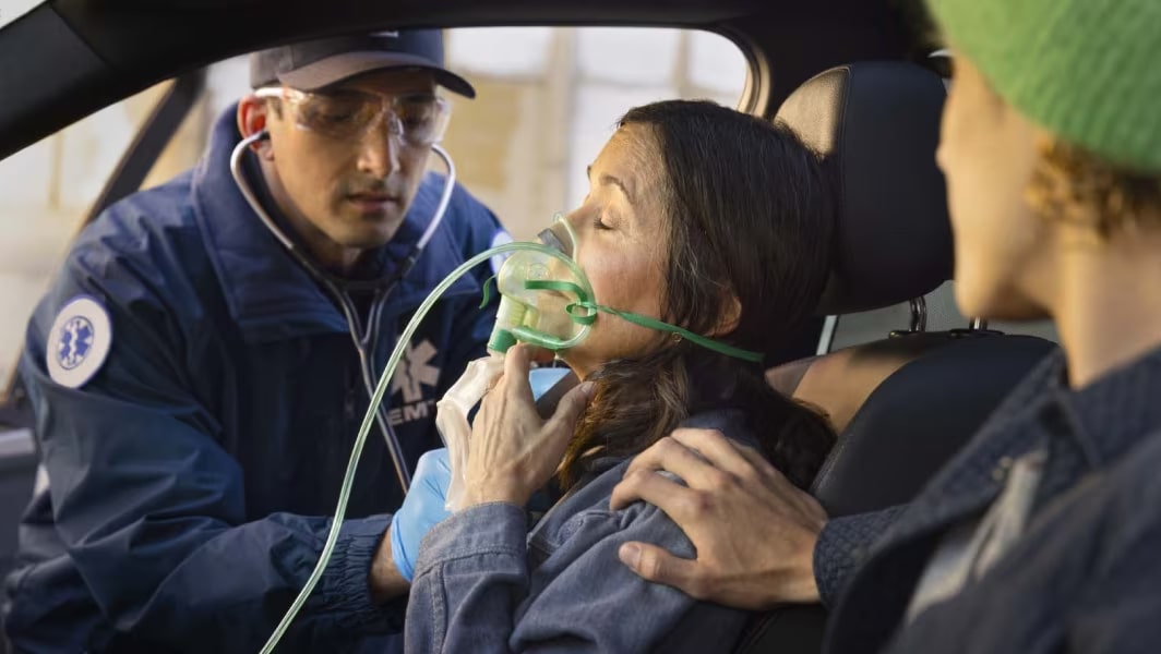 OnStar alerts EMT to help a woman by giving oxygen.