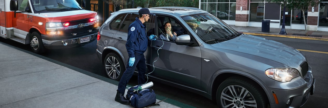 OnStar alerts EMT to help a member by giving oxygen with air mask.