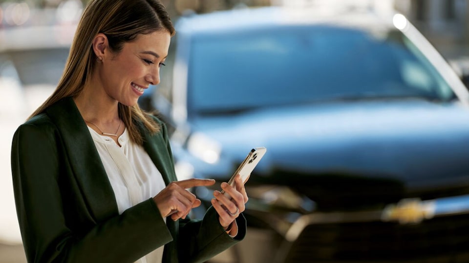 Woman using OnStar while travelling with kids.