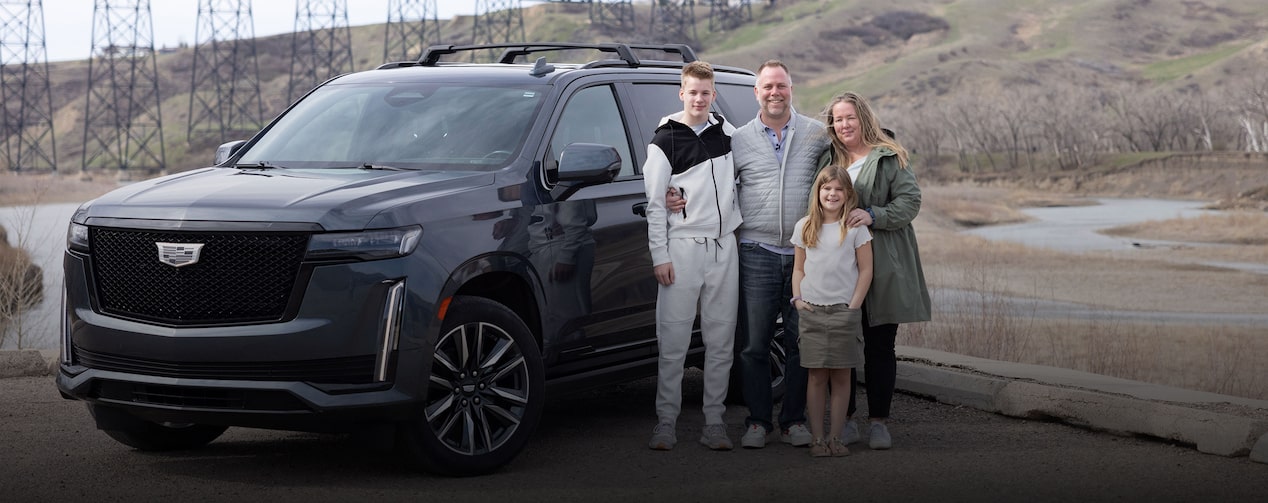 Justin VanDyk, membre OnStar, et sa famille, à côté d’un VUS Cadillac Escalade.