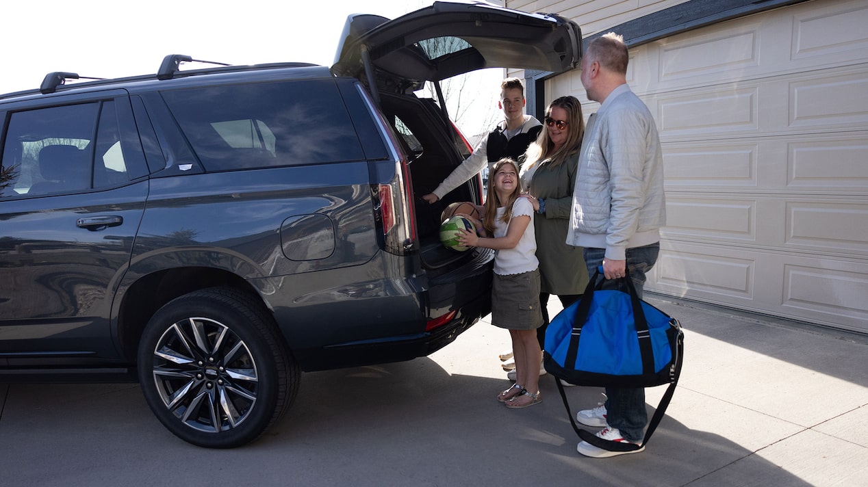 Justin VanDyk, membre OnStar, et sa famille déposant leurs effets dans la valise d’un VUS Cadillac.