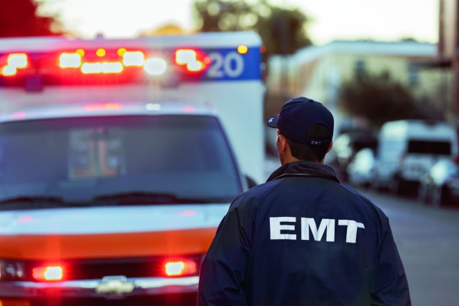 EMT samaritain pendant une crise d’inondation.