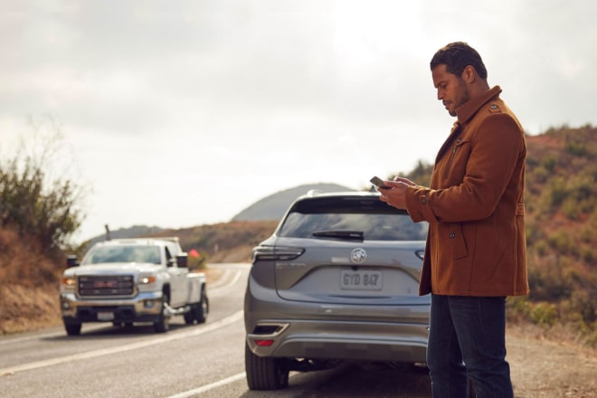 Une personne essaye de communiquer avec un conseiller OnStar depuis son téléphone intelligent pour demander l’Assistance routière pour son véhicule.