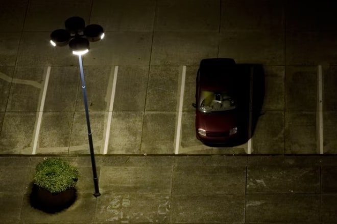 Un véhicule stationné dans un parking.